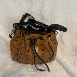 MCM bucket bag in cognac design